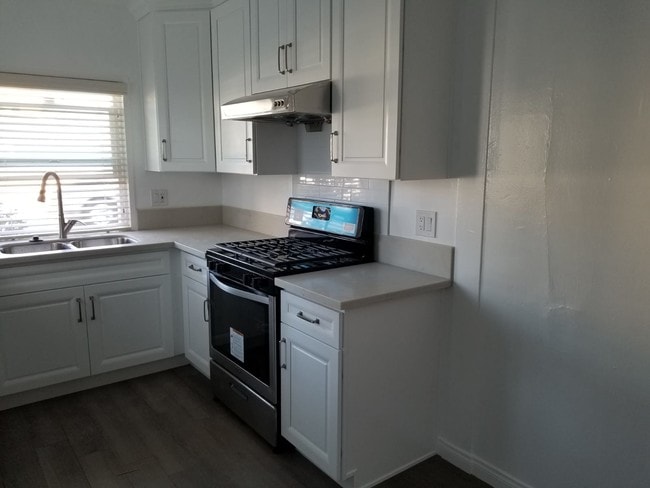 property at 1823 Huntington Ln