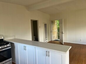 652 San Juan Ave, Unit B upstairs in Venice, CA - Building Photo - Building Photo