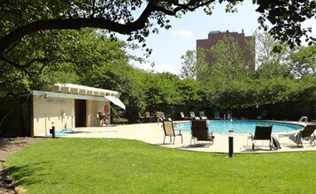 1450 E 55th Pl, Unit 1025 S in Chicago, IL - Foto de edificio - Building Photo