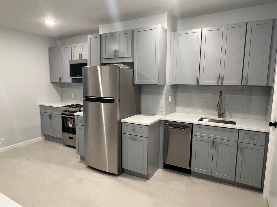 120 36th St in Union City, NJ - Building Photo