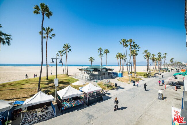 8 Brooks Ave in Los Angeles, CA - Building Photo - Building Photo