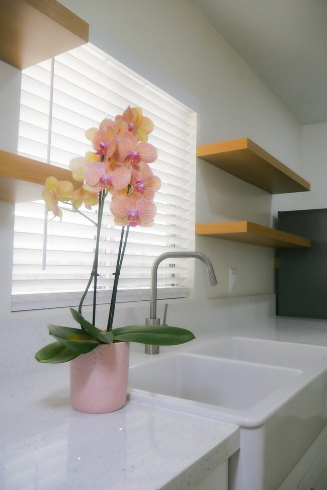 property at 1316 N Hollywood Way