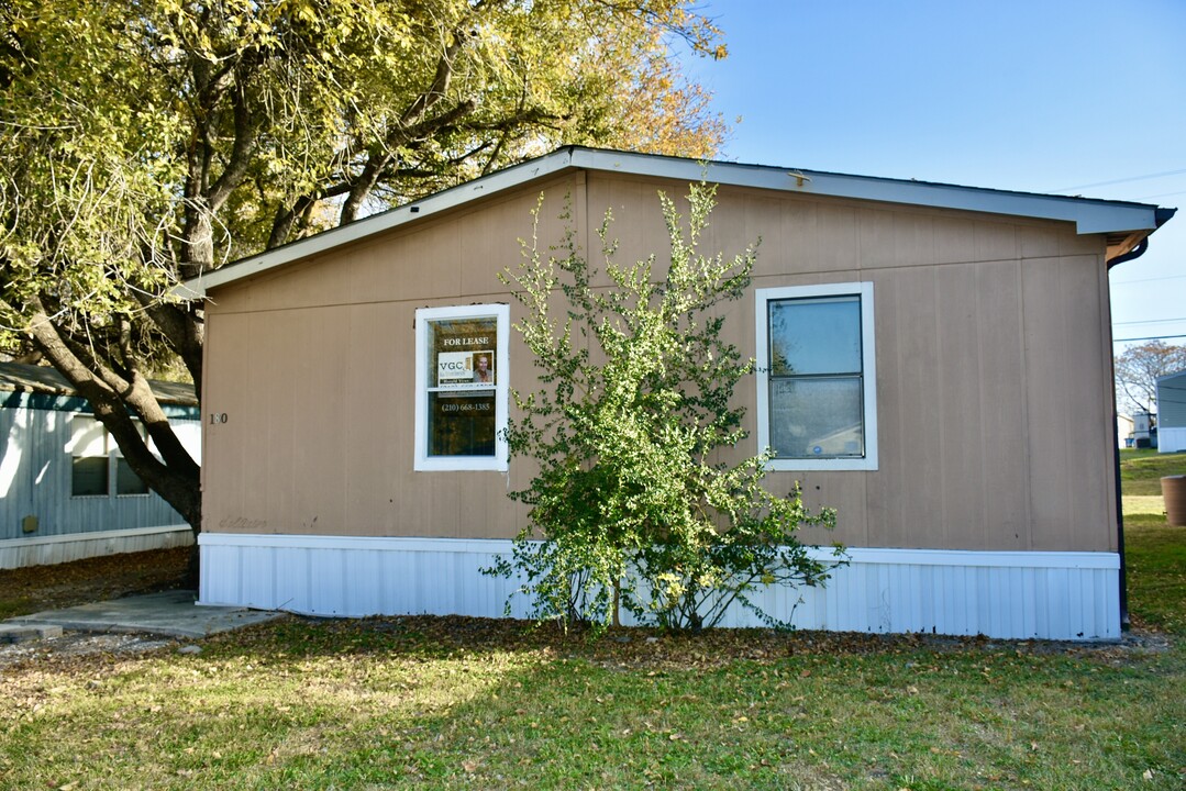 180 Westmill Dr in San Antonio, TX - Building Photo