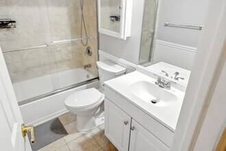 4 Anchorage Ln in Oyster Bay, NY - Foto de edificio - Building Photo