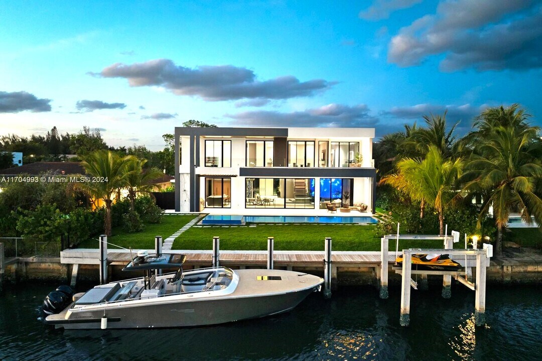 493 Holiday Dr in Hallandale Beach, FL - Building Photo