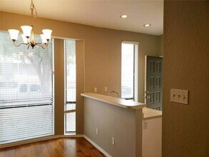 2002 N Fitzhugh Ave, Unit 1 in Dallas, TX - Foto de edificio - Building Photo