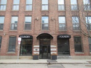 320 W 2nd St, Unit 303 in Boston, MA - Foto de edificio - Building Photo