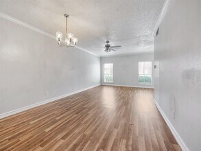 7700 Creekbend Dr in Houston, TX - Building Photo - Building Photo