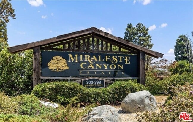 394 Miraleste Dr in Los Angeles, CA - Building Photo - Building Photo