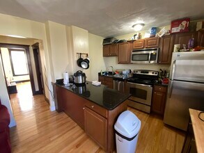 221 Holland St in Somerville, MA - Foto de edificio - Building Photo