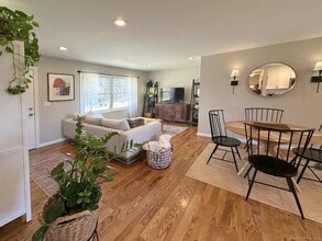 55 Overbrook Rd in North Haven, CT - Foto de edificio - Building Photo