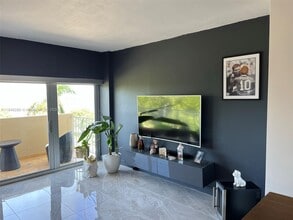 880 NE 69th St in Miami, FL - Building Photo - Building Photo