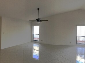 21450 Laguna Dr in Boca Raton, FL - Building Photo - Building Photo