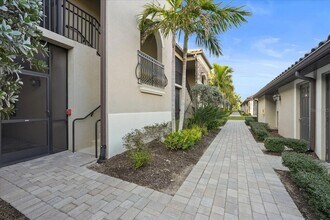 5527 Palmer Cir, Unit 205 in Bradenton, FL - Building Photo - Building Photo