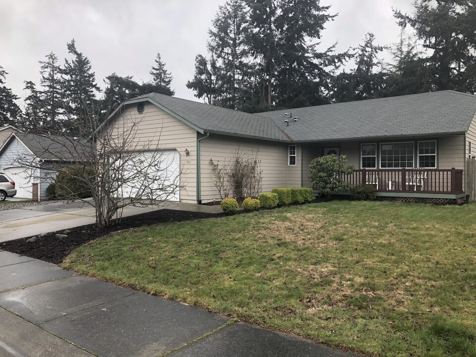 749 SW Regency Dr in Oak Harbor, WA - Building Photo