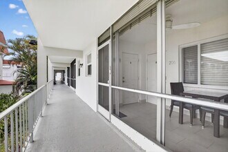 581 Blue Heron Dr in Hallandale Beach, FL - Foto de edificio - Building Photo