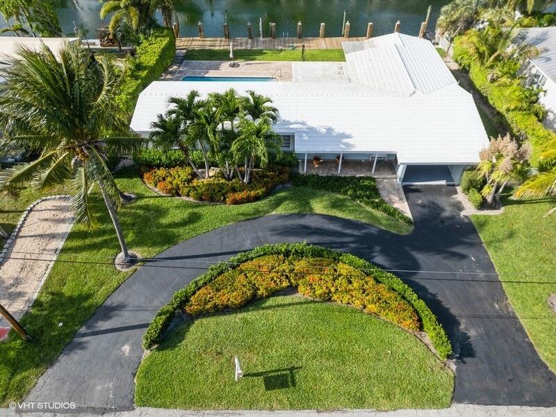 2433 NE 24th St in Lighthouse Point, FL - Building Photo