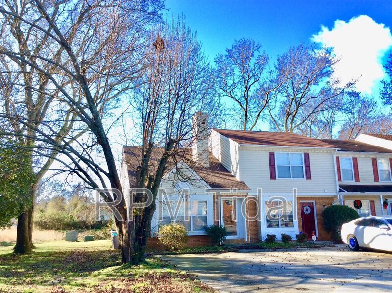 70 Riverchase Dr in Hampton, VA - Foto de edificio