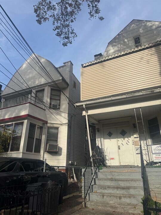 40 Wegman Pkwy in Jersey City, NJ - Building Photo