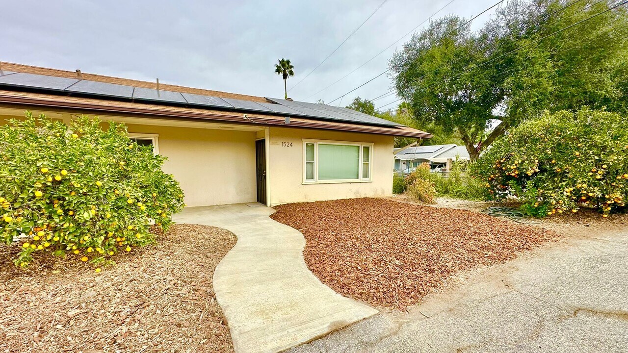 1524 E Mission Rd in Fallbrook, CA - Building Photo