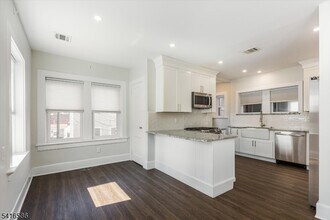 12 N Willow St in Montclair, NJ - Building Photo - Building Photo