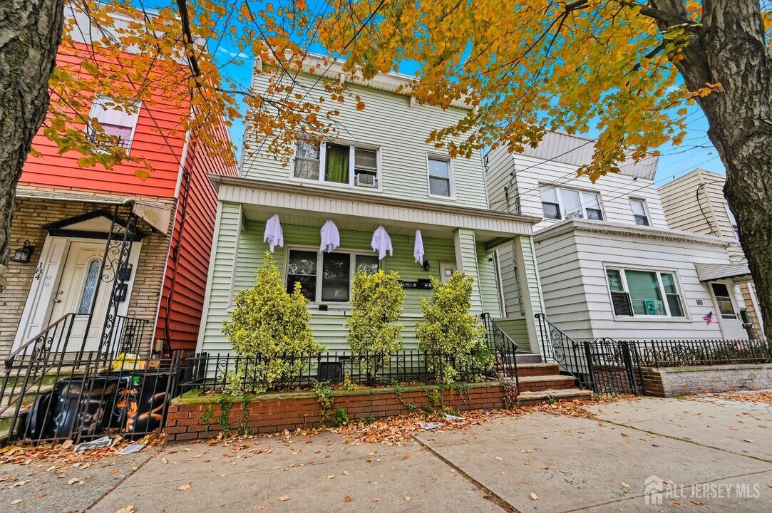 182 Avenue F in Bayonne, NJ - Building Photo