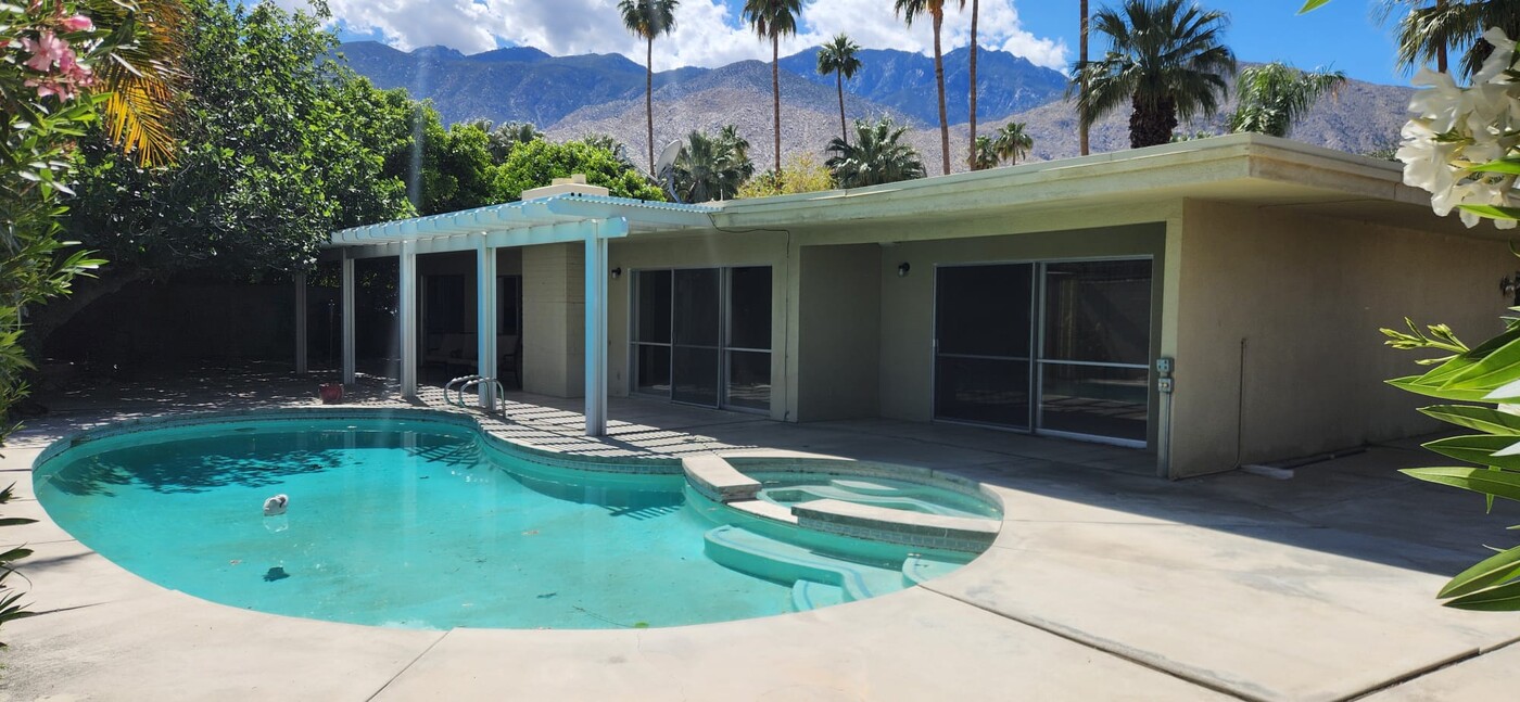 1379 Madrona Dr in Palm Springs, CA - Building Photo