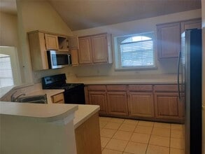 1888 Helen Ln in Lewisville, TX - Foto de edificio - Building Photo