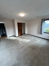 18320 Dickerson Ln in Gladstone, OR - Building Photo - Building Photo