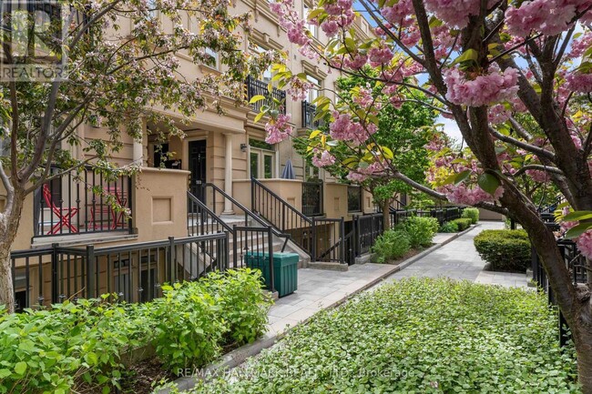78-78 Carr St