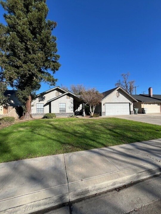 740 W Vassar Ave in Visalia, CA - Building Photo