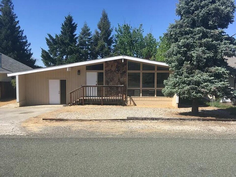 9460 Pawnee Trail in Kelseyville, CA - Building Photo
