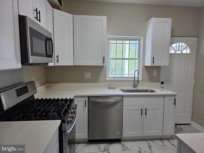 1004 Girard St NW in Washington, DC - Building Photo - Building Photo