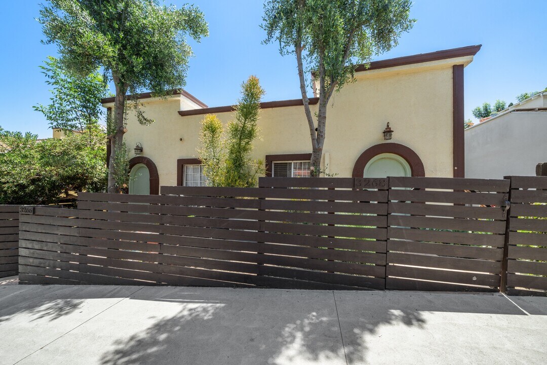 3268 Descanso Dr, Unit 3268 in Los Angeles, CA - Building Photo