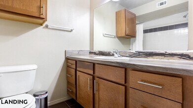 701 W 101st Pl S in Jenks, OK - Foto de edificio - Building Photo