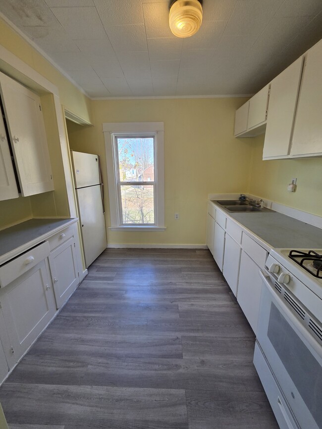 233 Delaware Ave, Unit 2 in Muskegon, MI - Building Photo - Building Photo