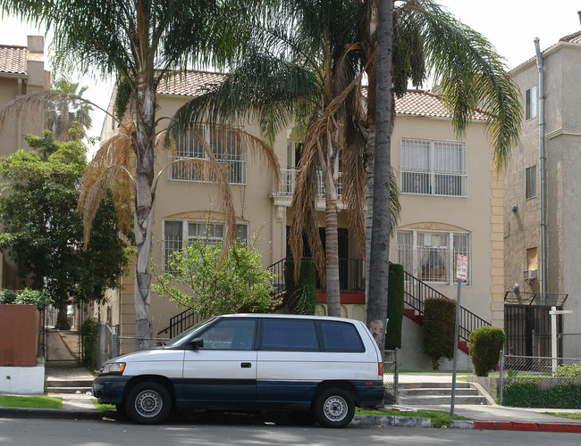 4156 Rosewood Ave in Los Angeles, CA - Foto de edificio - Building Photo