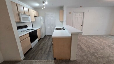 5447 Vineland Rd in Orlando, FL - Building Photo - Building Photo