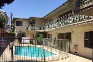 4335 Ventura Canyon Ave in Sherman Oaks, CA - Building Photo