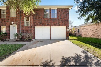 17103 Canterbury Green Ct in Sugar Land, TX - Building Photo - Building Photo