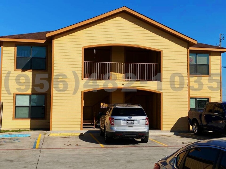 5610 Doc Sigi Perez Loop in Laredo, TX - Foto de edificio