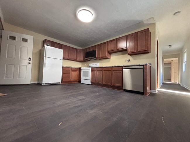 102 Saint John St, Unit B in Midway, PA - Foto de edificio - Building Photo