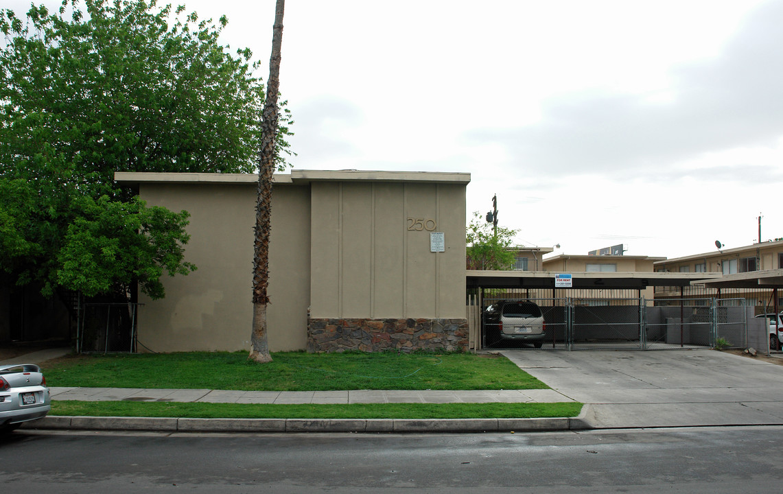 250 N Calaveras St in Fresno, CA - Foto de edificio