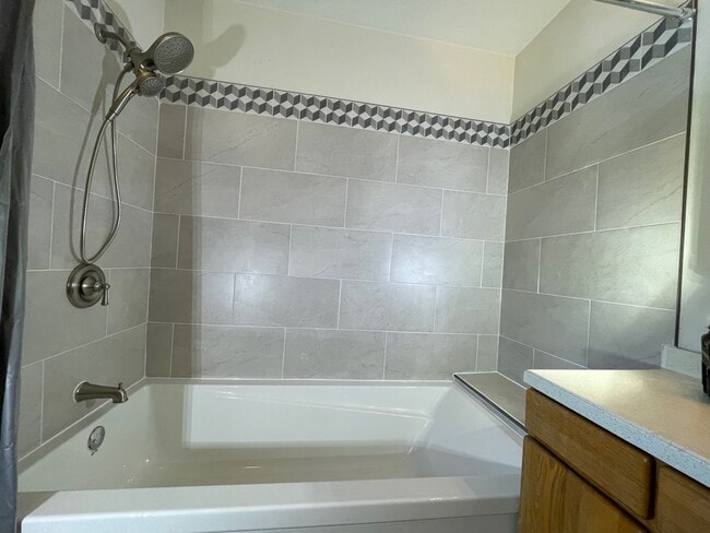 622 Nickey Way, Unit Upper in Ketchikan, AK - Building Photo - Building Photo