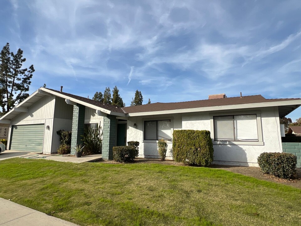7404 Stockdale Hwy in Bakersfield, CA - Building Photo