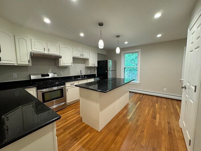 417 Auburn St in Newton, MA - Foto de edificio - Building Photo