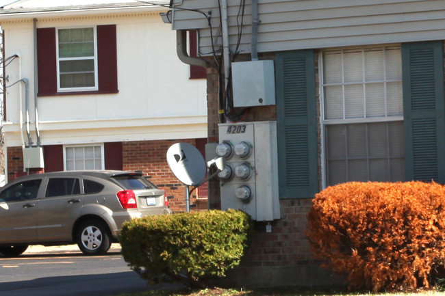 4203 Wallingford Ln in Louisville, KY - Foto de edificio - Building Photo