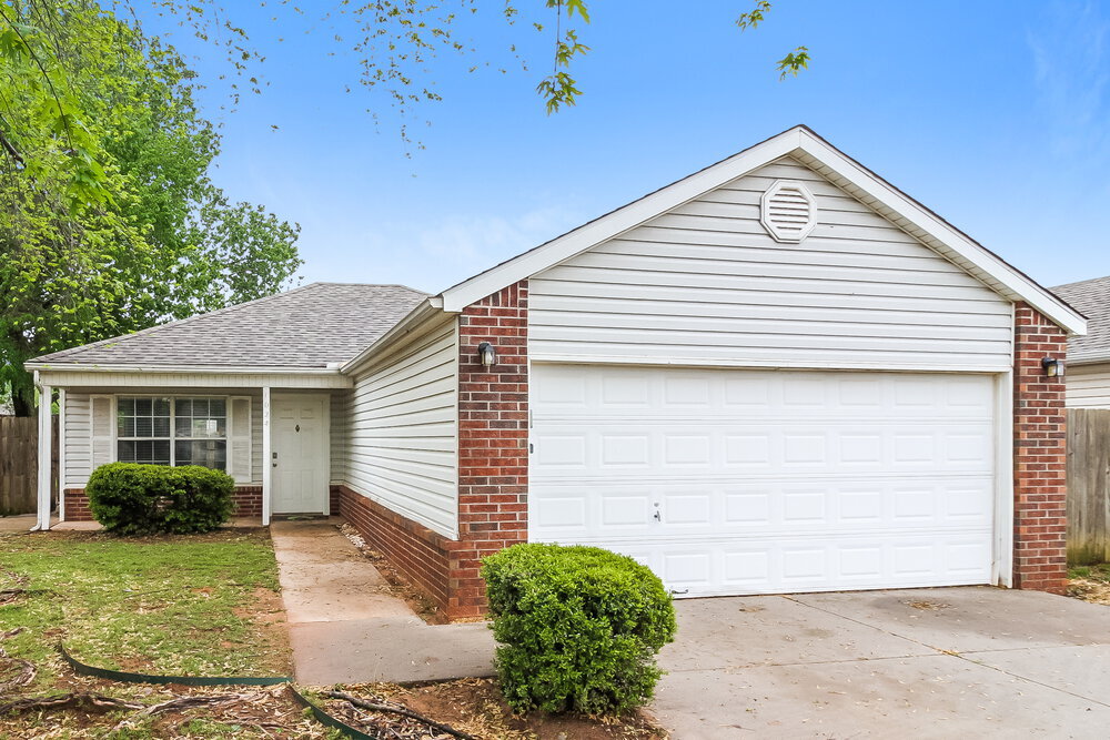 1024 Pinecrest St in Norman, OK - Building Photo