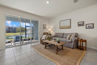 8995 Milestone Dr in Sarasota, FL - Foto de edificio - Building Photo