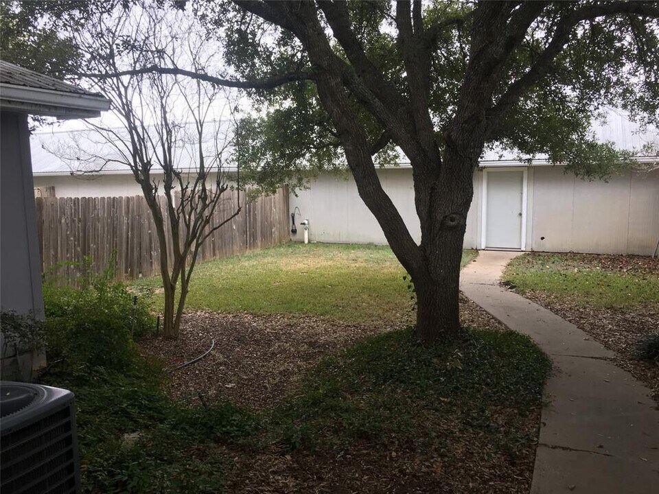 5251 US-290 in Dripping Springs, TX - Building Photo